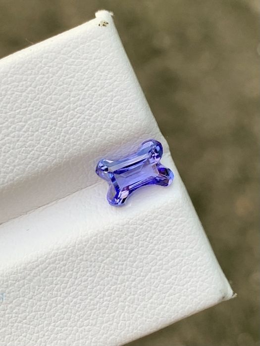 Танзанит за любители на кучета с швейцарски сертификат