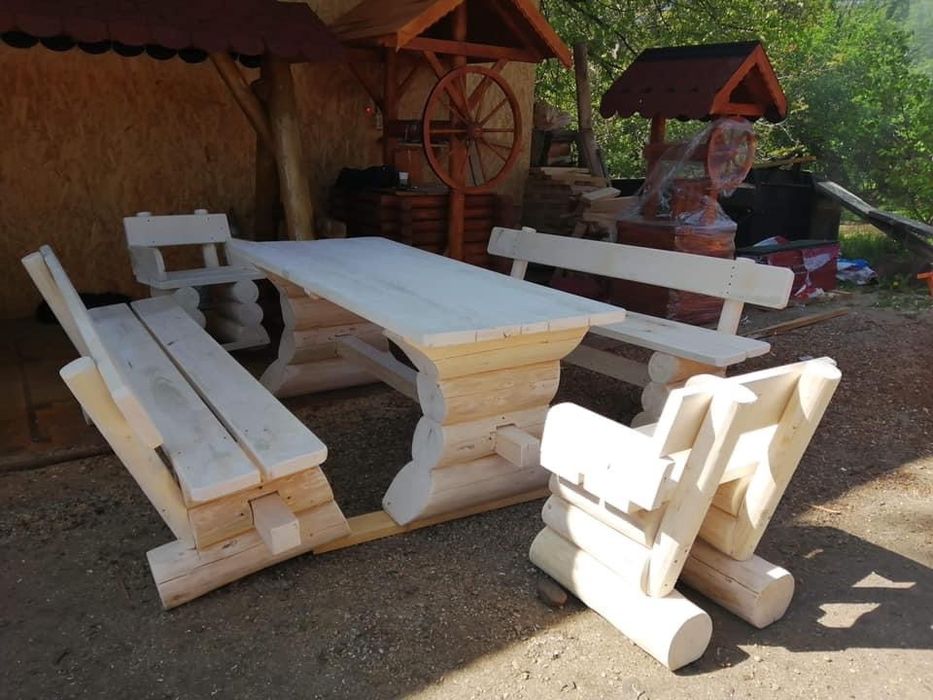 Masa din lemn masiv