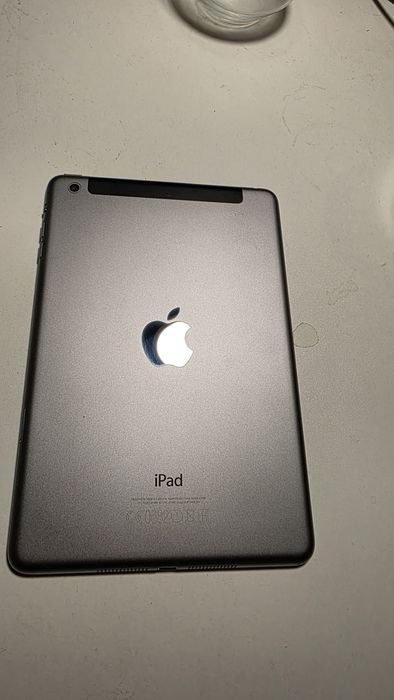 Tableta Apple iPad Mini 2, 8", cu mica problema la ecran