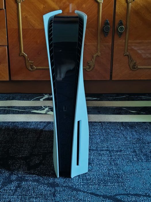 Продам PlayStation 5 с 3 играми на дисках