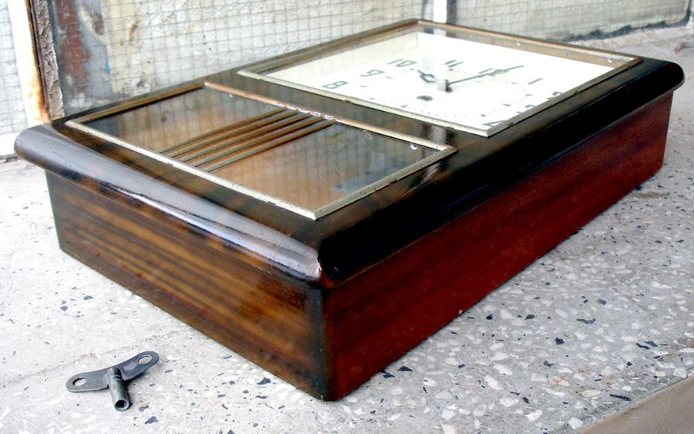 Янтар - механичен стенен часовник с махало