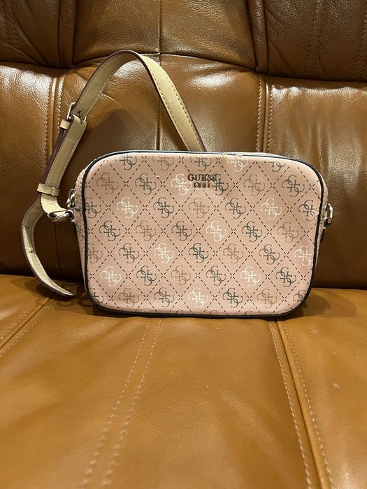 Сумка кросс-боди от Guess