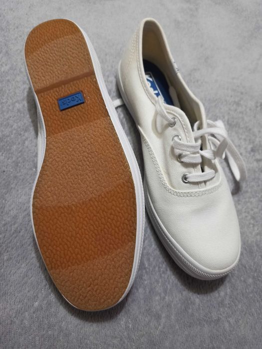 Teniși albi de dama