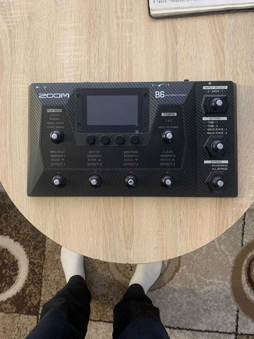 Zoom B6 Multi-efect pentru bas
