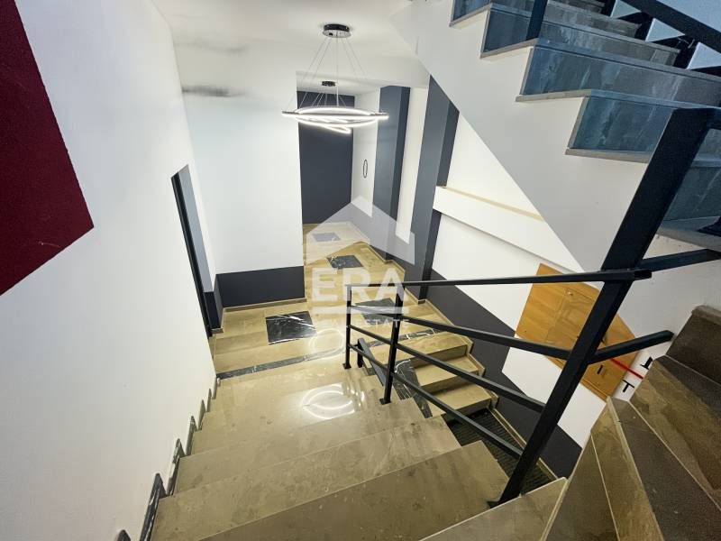 Продава се Тристаен апартамент в Кърджали, Център - 110 кв.м за 1046 €/кв.м - Снимка #2