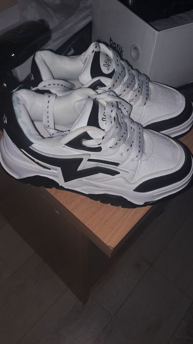 Продам кроссовки