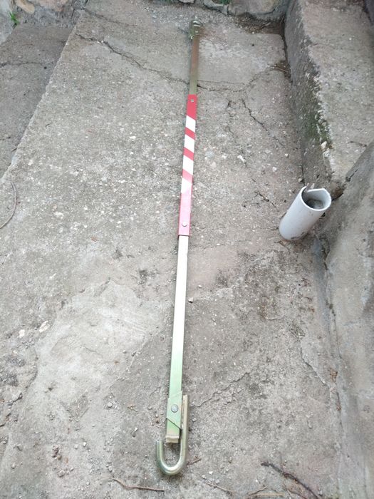 Разглобяем твърд теглич, твърда връзка във формата на квадрат.
Неразли