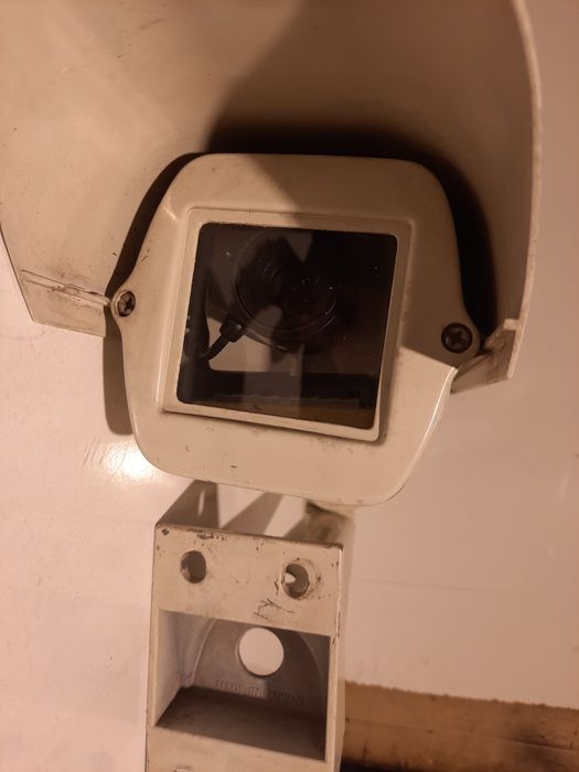 Кутия - кожух с камера за видеонаблюдение със стойка и отопление