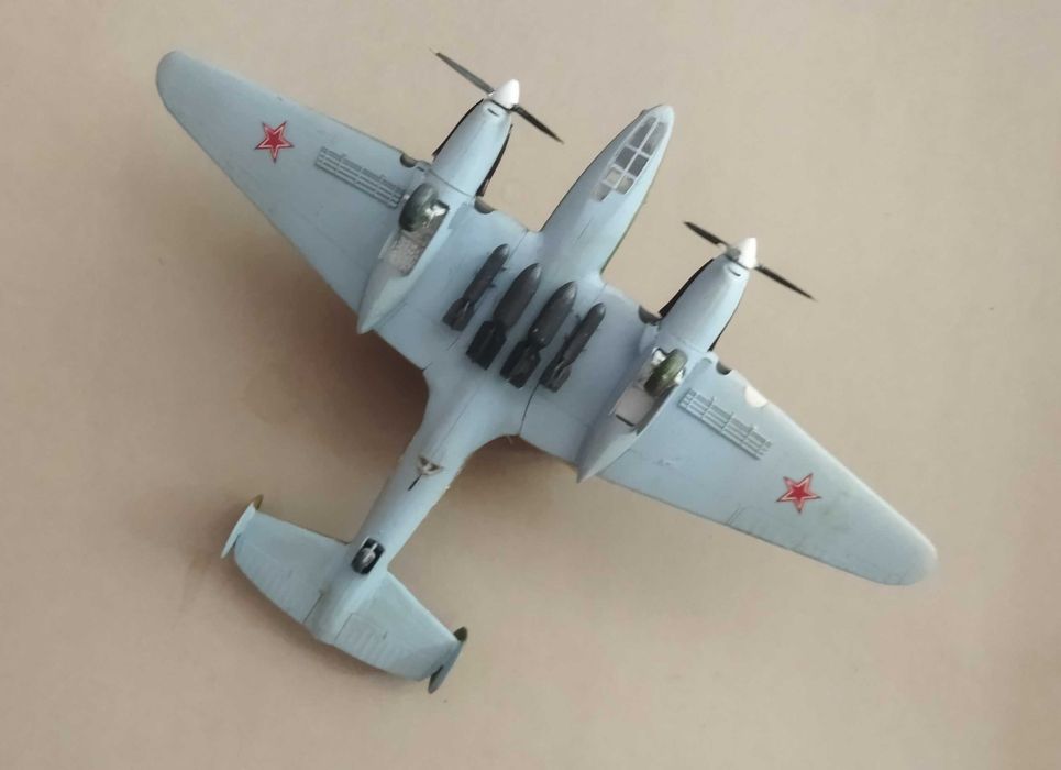 подарочная модель самолета Пе-2 в масштабе 1/72 Звезда Italeri