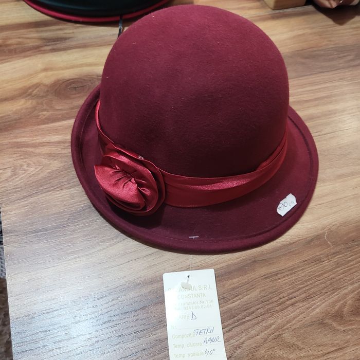 Дамски и мъжки официални шапки