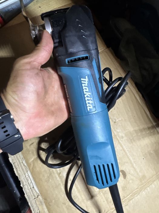 Multifunctionala pe fir Makita cu turatie reglabila
