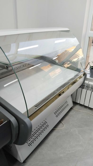 Новый витринный холодильник