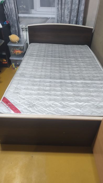 Продам кровать полуторку с матрасом