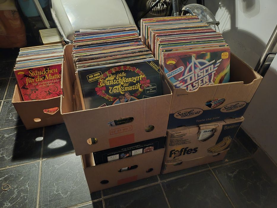 Lot Discuri Vinil colectie 200 in stare buna cu muzica usoara 

- Tot