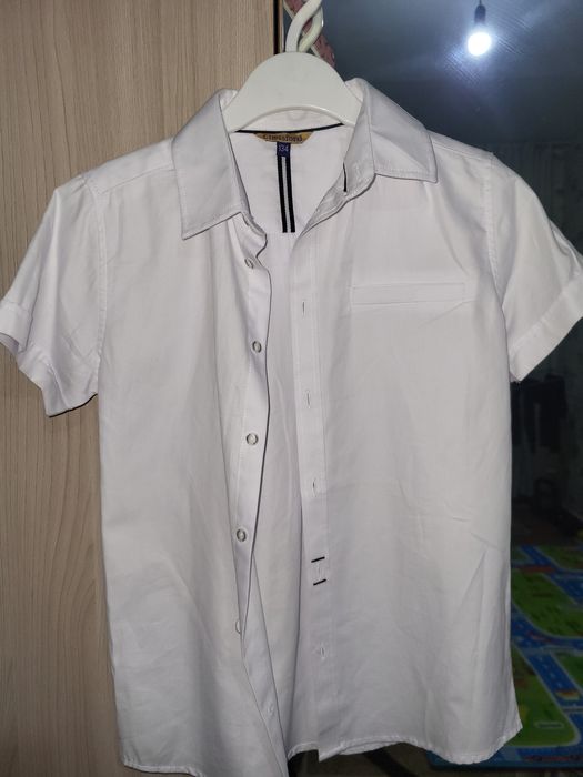 Школьные рубашки новые.