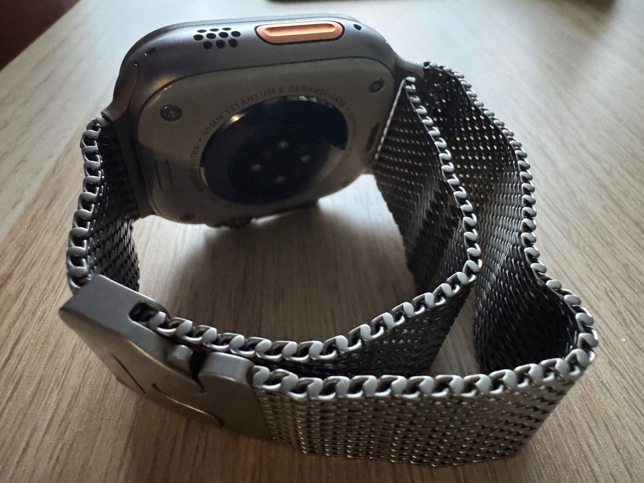 Apple Watch Ultra 2 49mm GPS + Cellular + Apple Titanium Milanese Loop