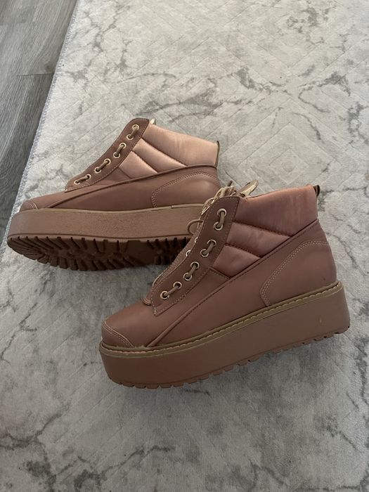 Дамски високи обувки