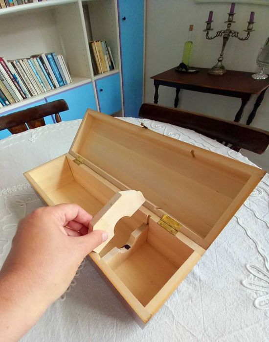 Кутия, стойка, бутилка - гарафа за вино - за подарък