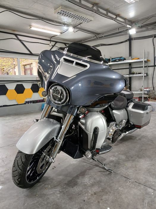 Motocicleta Harley Davidson Street Glide CVO 117