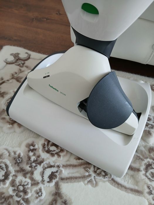 Folleton, aspirator care aspira/șterge.