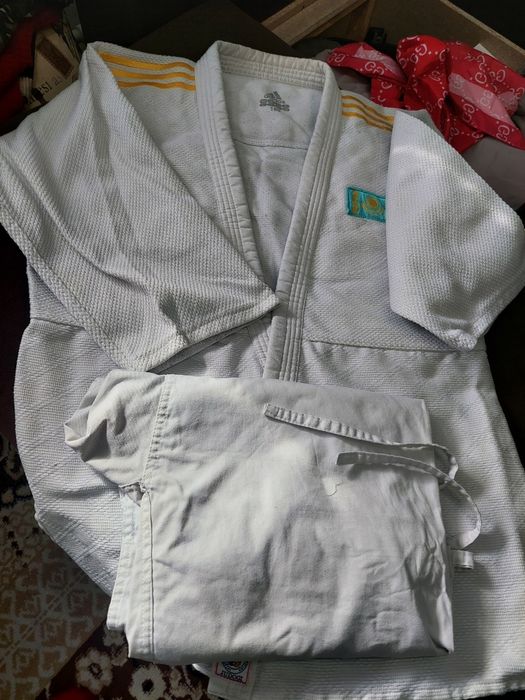 Срочно продам кимоно белые совсем новые