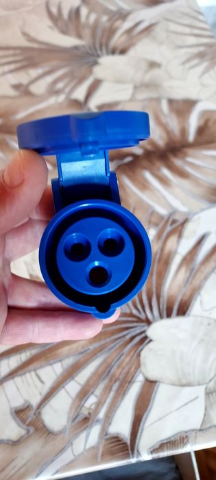 Адаптер преходник за зареждане на електромобил от 16А към шуко