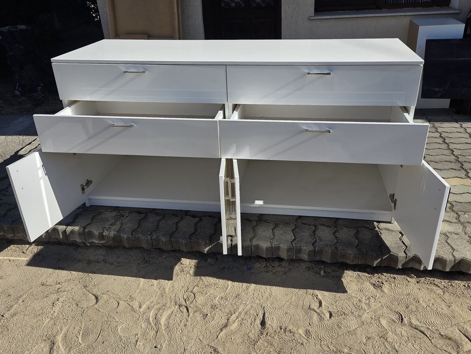 Луксозен италянски  скрин /комод/с полиуретаново покритие