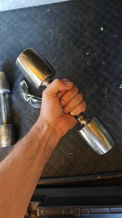 Продам гантели 3.8 кг