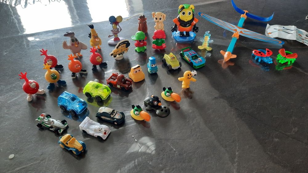 Лот 40 играчки Киндер, Дисни и др.