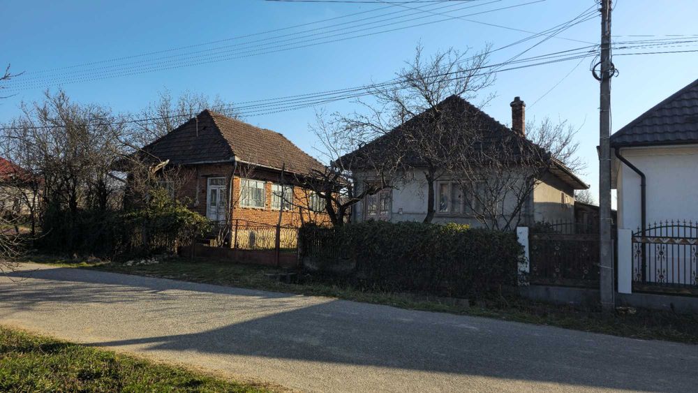 Casa de vanzare, cu suprafa de 85m², din caramida cu 2 intrari separate, curte, gradina si teren arabil de 6700m² in Comuna Napradea, Judetul Salaj