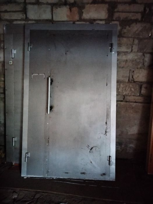 Широкие железные двери.