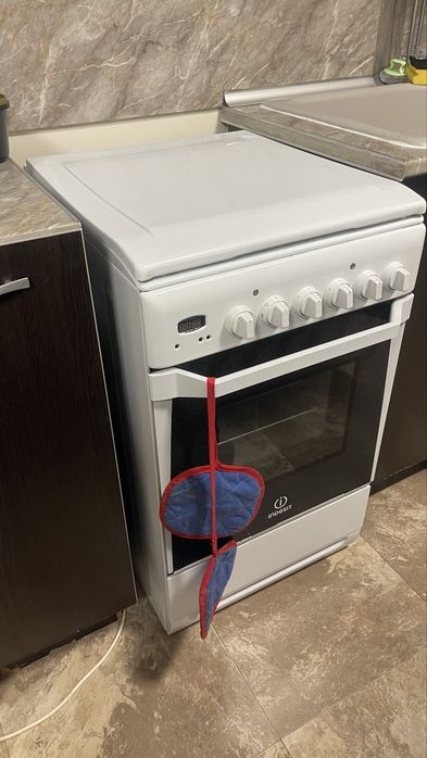 Готварска печка INDESIT с газ