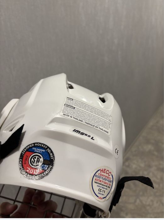 Продам хоккейный шлем каску