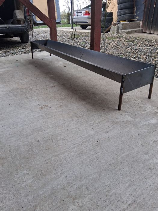 Hrănitori din metal pentru animale