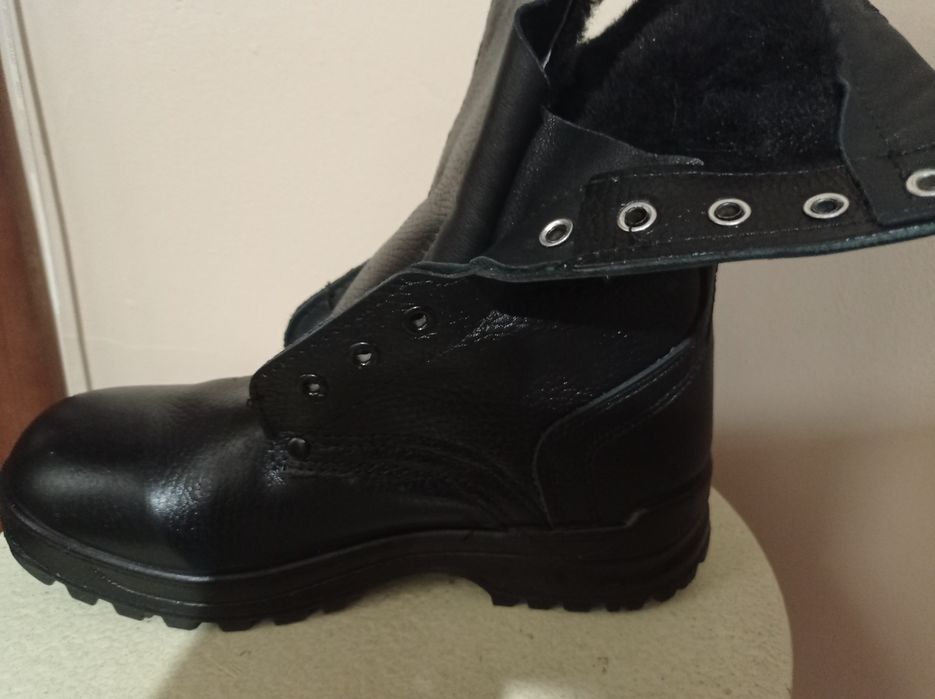 Ботинки берцы мужские зимние.