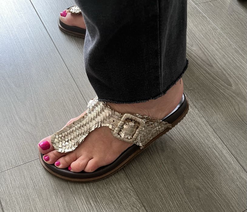 Продава маркови дамски чехли