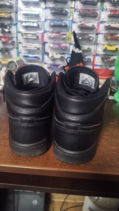 Jordan 1 mid triple black