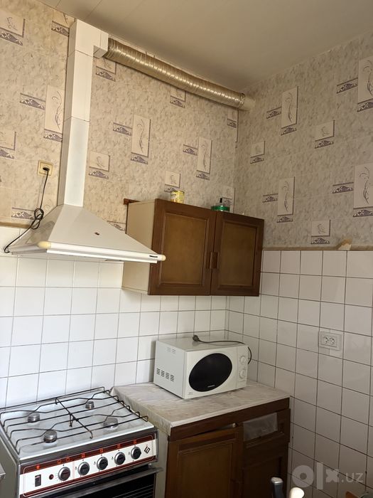 Кухоный гарнитур с газ плитой , микроволновкой, мойкой, вытяжкой б/у