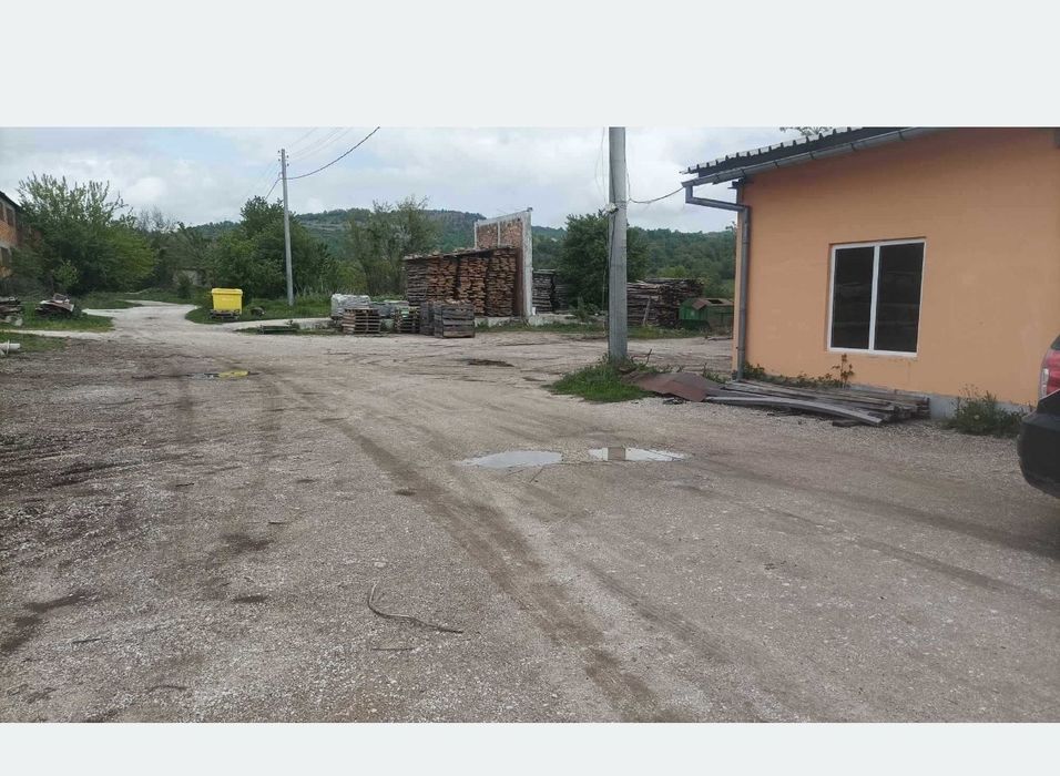 Дава се под наем Промишлена сграда в Трявна - 1528 кв.м за 498.27 € - Снимка #1