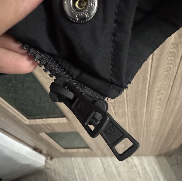 •	Geacă Guess Jeans originală – nouă, neagră, model premium