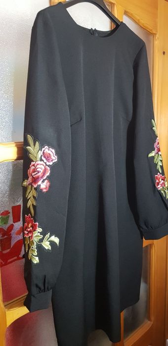 Rochie cu broderie pe maneci