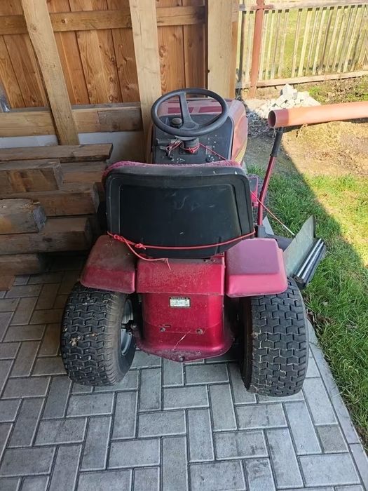 Tractoras tuns iarba Murray