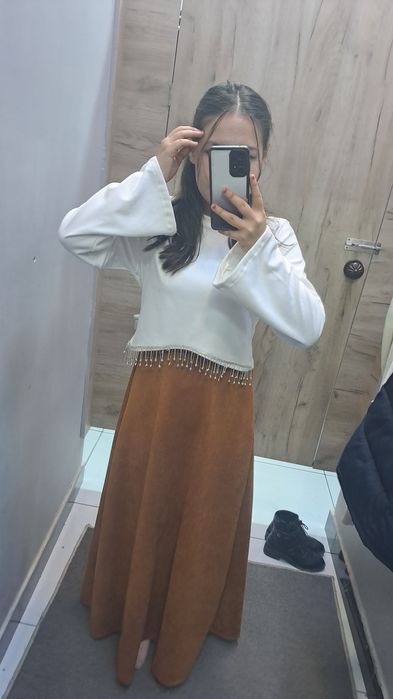 шикарный двойка, длинные юбка.Белые и мягкая кофта.