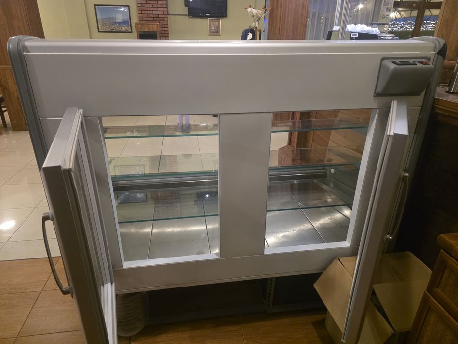 Сладкарска витрина