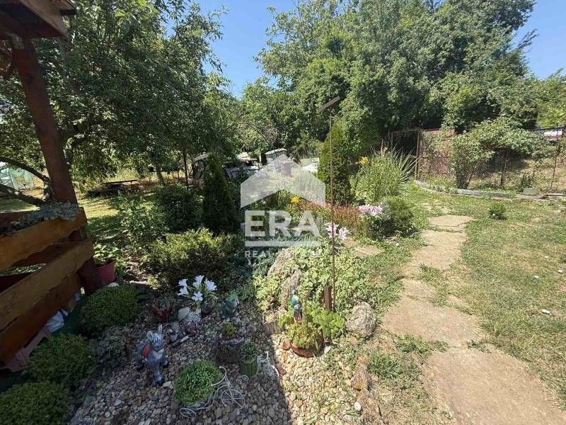 Ексклузивен поземлен имот за продажба, с едноетажна постройка и ток, в