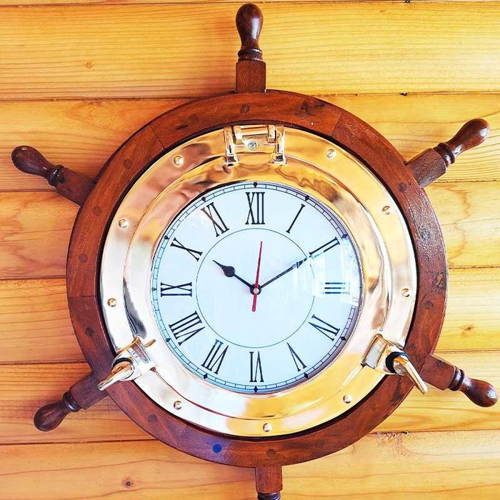 Луксозен стенен часовник с формата на рул, щурвел