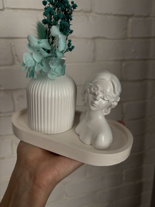 Ваза,статуэтки,поднос.