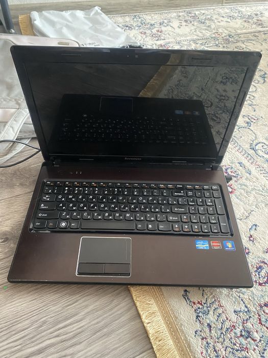 Продам Леново g 570 вкл экран черный на запчасти