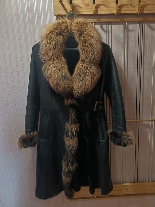 Пальто разные..Шапки.