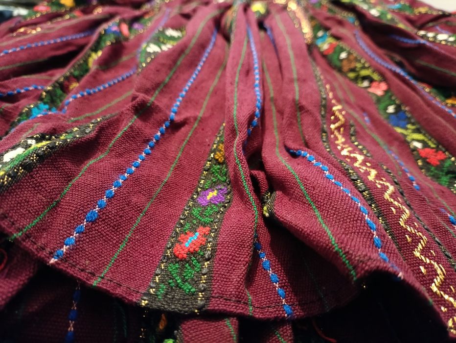 Costumație Tradițională Anul 1981 Pentru  Ocazie Specială or  Expoziți